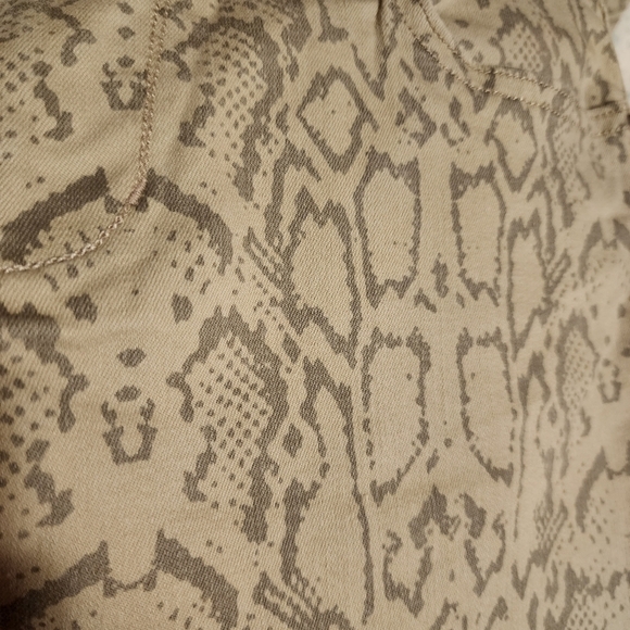 Old Navy Rockstar Grey Snakeskin Animal Print Skinny Jeans Women's 12 Pants EUC - Picture 4 of 6